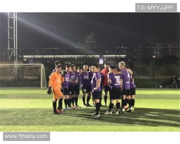 足球巨星炫酷花式动作集锦展现技艺与魅力，激情四射尽显风采